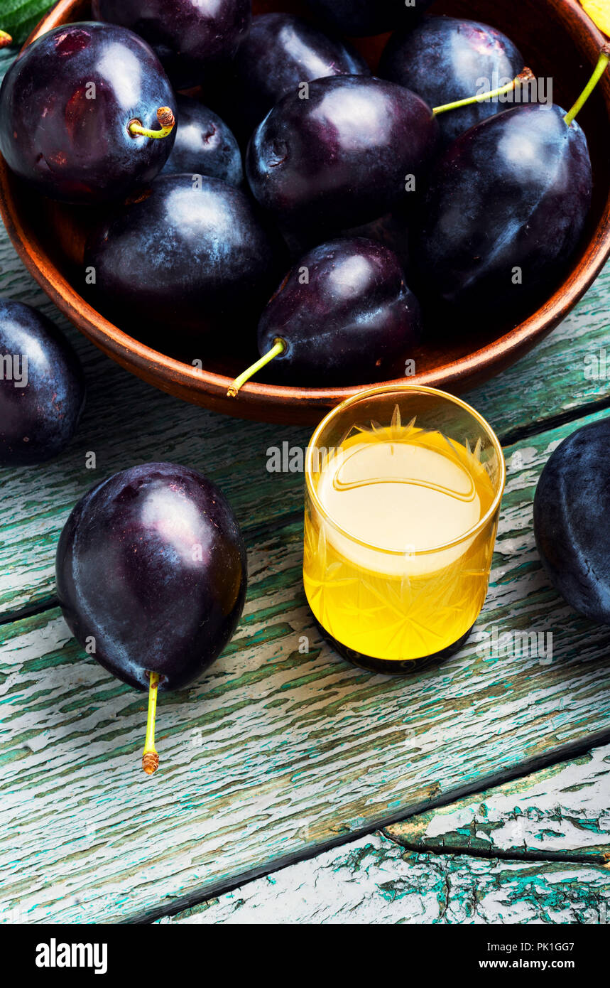 Boisson alcoolisée traditionnelle de l'automne la récolte de prunes.rakia serbe slivovitz Banque D'Images