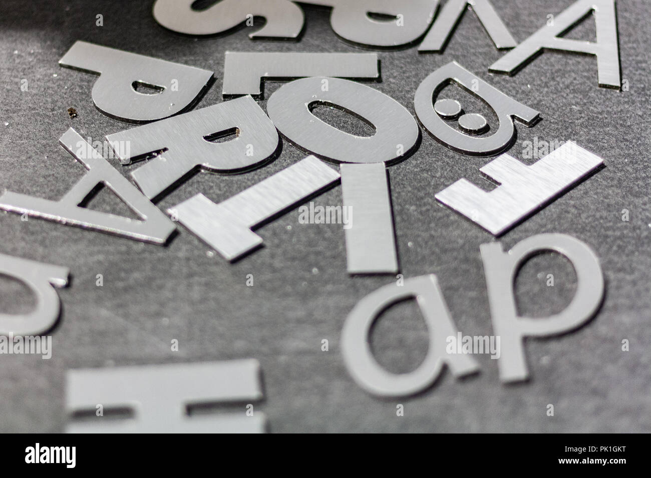 Découper des lettres en acier en 3d pour la publicité commerciale dans un environnement extérieur. Mots étanche, cnc l'impression. Banque D'Images