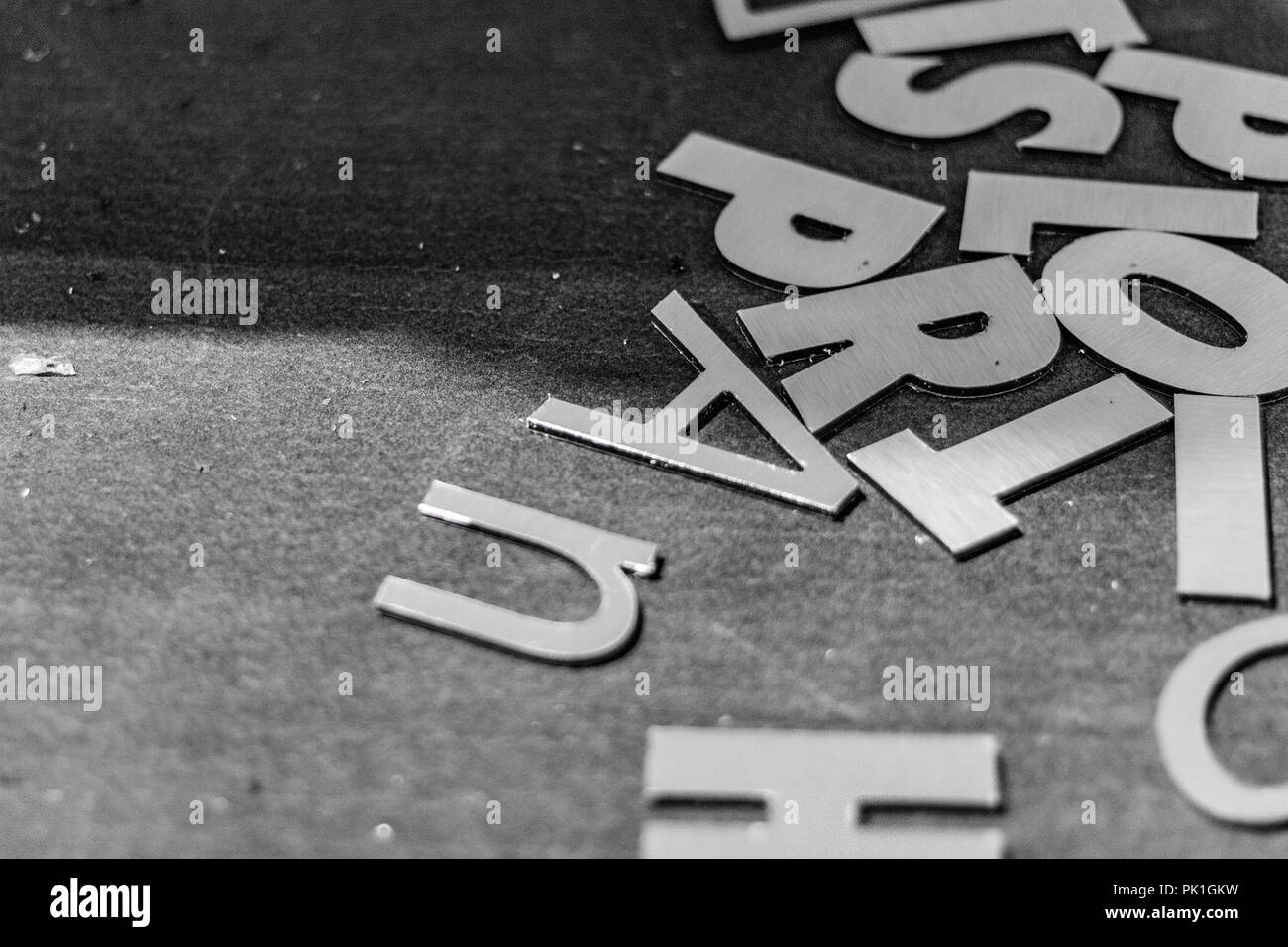 Découper des lettres en acier en 3d pour la publicité commerciale dans un environnement extérieur. Mots étanche, cnc l'impression. Banque D'Images