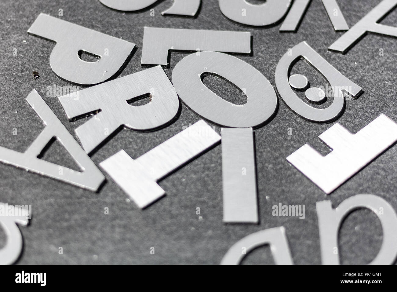 Découper des lettres en acier en 3d pour la publicité commerciale dans un environnement extérieur. Mots étanche, cnc l'impression. Banque D'Images