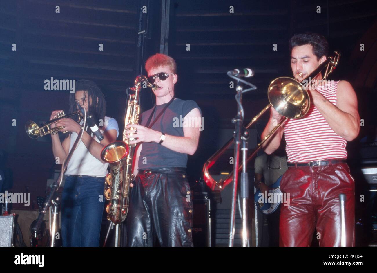 Brian Travers (Mitte) und Duncan Campbell von 'UB40', Reggae britische- und einem Konzert Popband bei, à Augsburg, Allemagne 1983. Brian Travers (centre) et Duncan Campbell de la force multinationale et la bande 'pop reggae UB40' en live à Augsburg, Allemagne 1983. Dans le monde d'utilisation | Banque D'Images