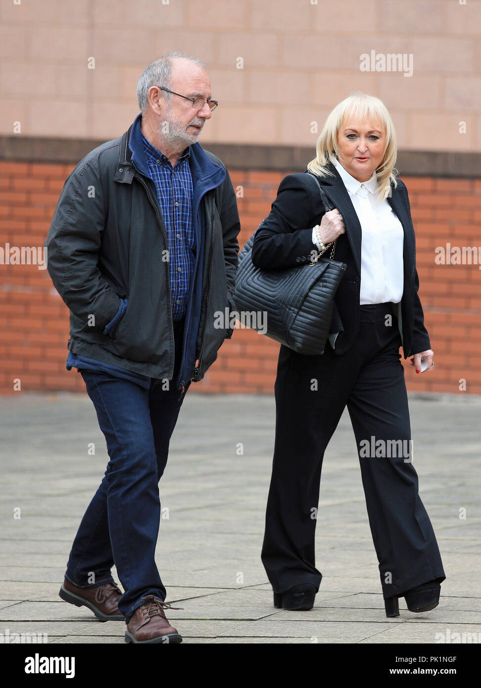 Jenni Hicks, dont les deux filles sont mortes à Hillsborough, et écrivain Jimmy McGovern arrivent à Preston Crown Court, où l'ancien secrétaire du club Sheffield Wednesday Graham Mackrell Hillsborough et le commandant David match Duckenfield entrera moyens au cours de la tragédie de Hillsborough en 1989. Banque D'Images