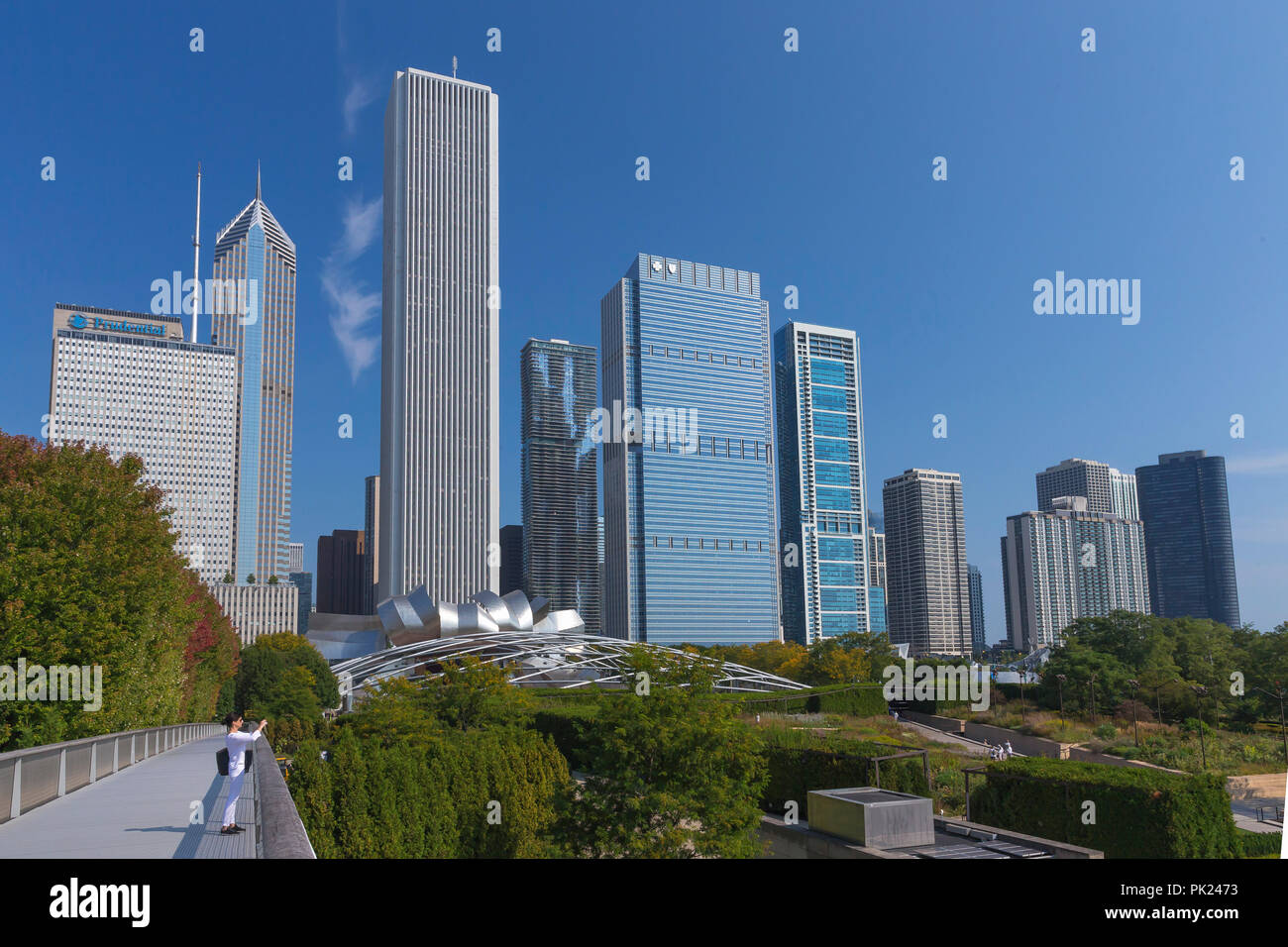 Visiteur sur le Nichols Bridgeway, Millennium Park, centre-ville de Chicago, Illinois, États-Unis Banque D'Images