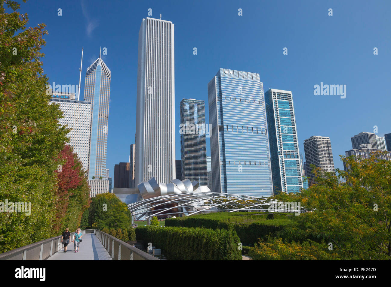 Visiteurs sur le Nichols Bridgeway, Millennium Park, centre-ville de Chicago, Illinois, États-Unis Banque D'Images