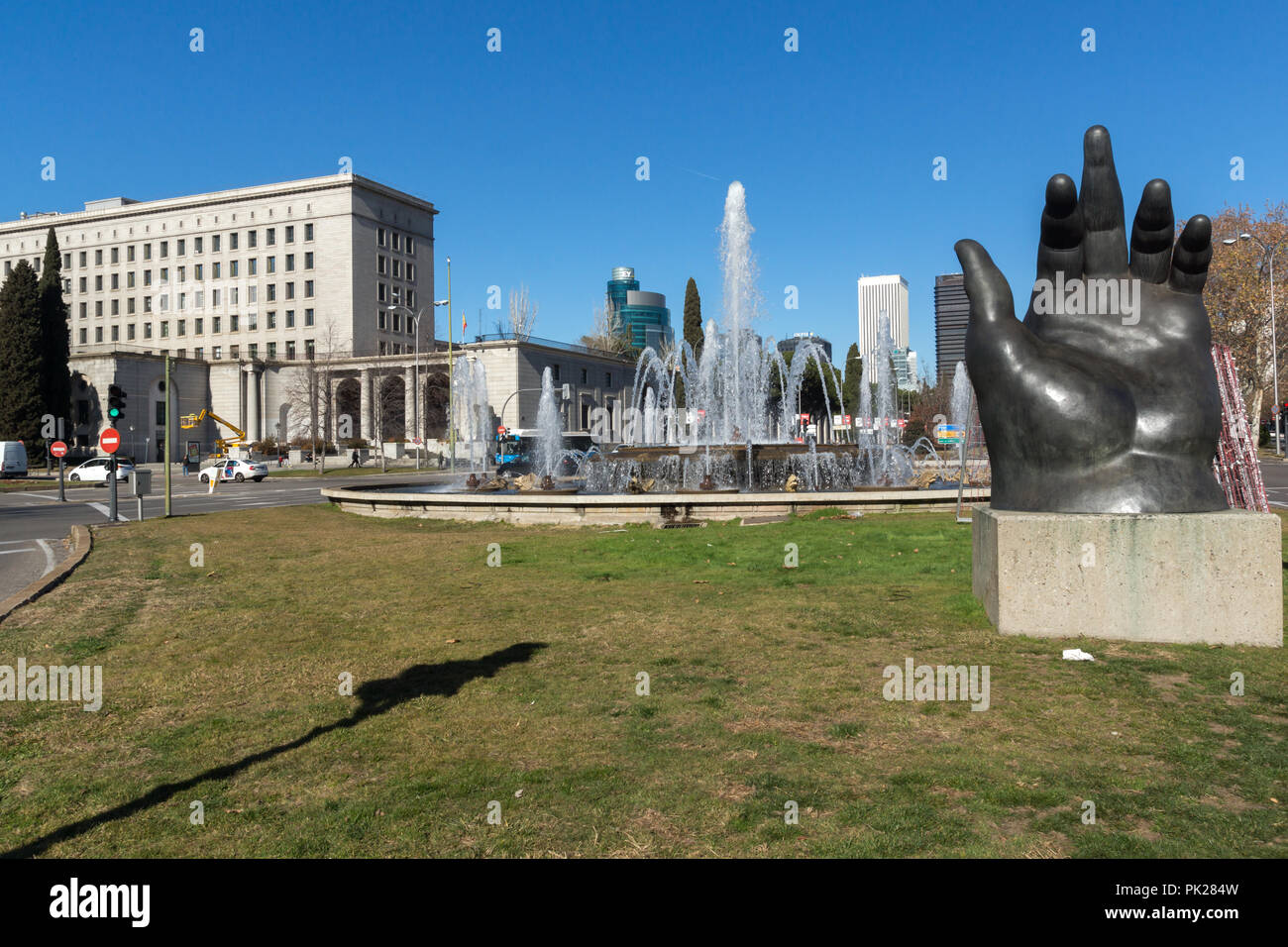 MADRID, ESPAGNE - 21 janvier 2018 : La Plaza San Juan de la cruz à Paseo de la Castellana, rue de ville de Madrid, Espagne Banque D'Images