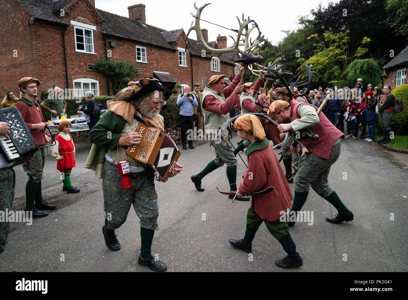 Abbots Bromley, états-majors, UK. 10 Sep, 2018. L'Abbots Bromley Horn La danse est l'une des plus anciennes coutumes rurales annuel toujours en cours aujourd'hui. Après avoir collecté les cornes de l'église dans la matinée, les six hommes-Cerfs, un imbécile, un hobby Horse, Bowman et Maid Marian, effectuer leur danse de la musique à travers le village de Abbots Bromley et des fermes environnantes et de pubs, aujourd'hui 10 septembre 2018 à Abbots Bromley, Staffordshire. Crédit : David Levenson/Alamy Live News Banque D'Images