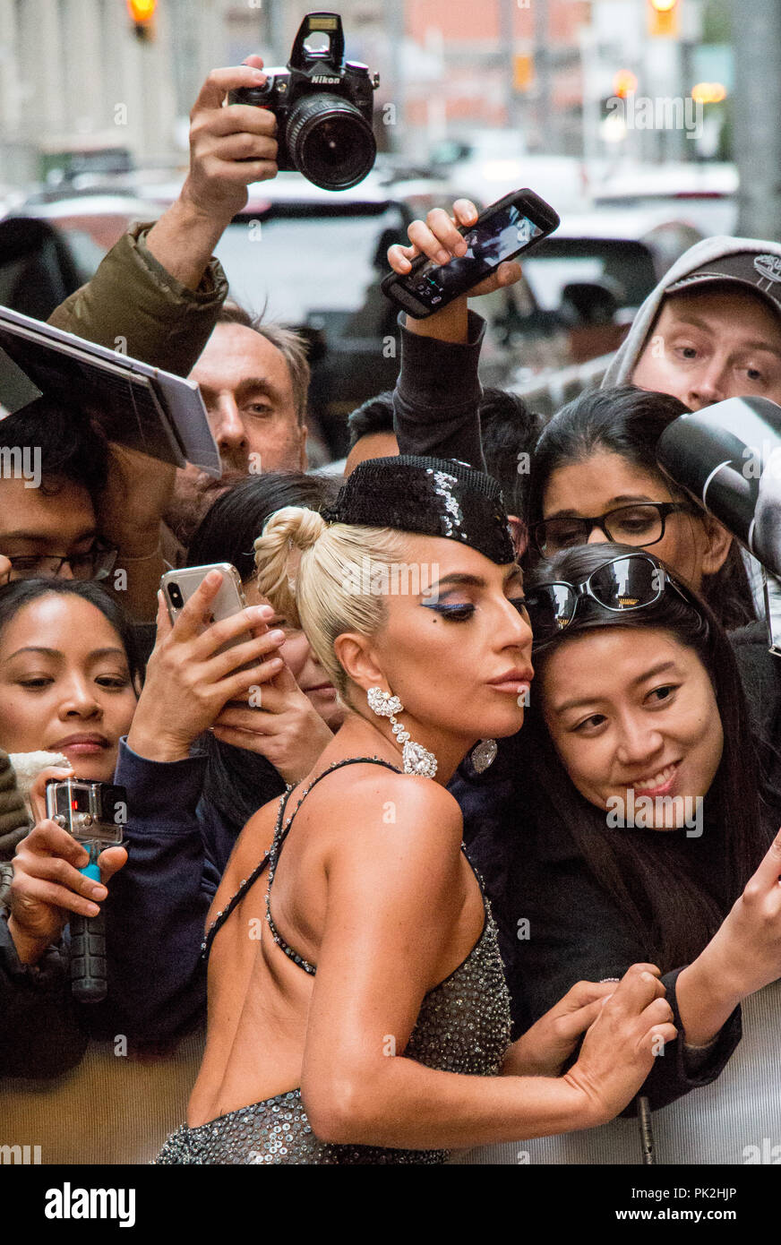 Festival International du Film de Toronto, Toronto, Canada. Le 9 septembre 2018. Lady Gaga pose avec des fans à l'extérieur de l'Elgin Theatre de Toronto. Credit : tdotdave/Alamy Live News Banque D'Images