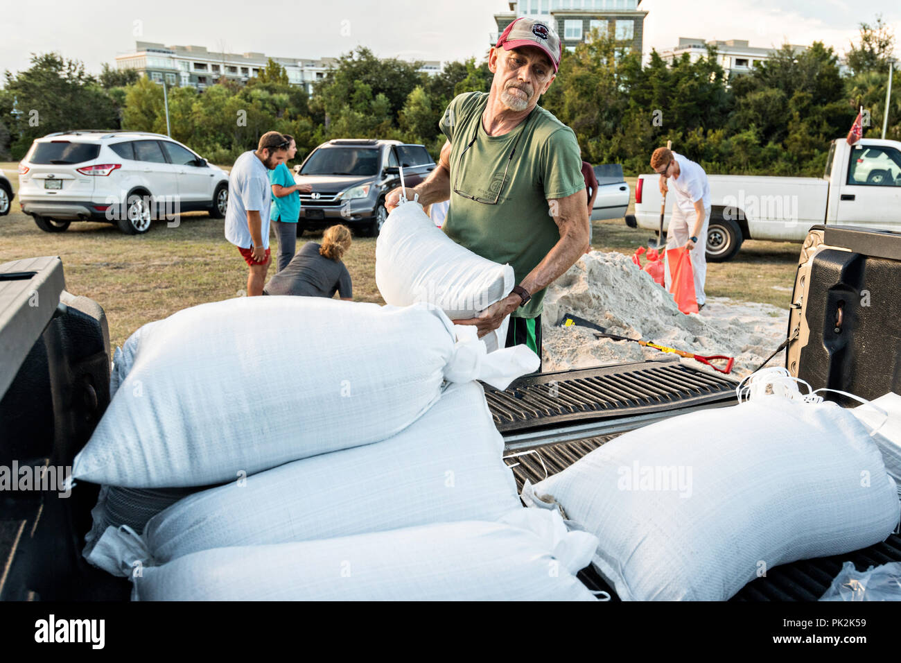 La Caroline du Sud, USA. 10 Septembre, 2018. Dale Watson se charge des sacs de sable dans son camion en préparation pour approcher l'ouragan Florence le 10 septembre 2018 à Mt Pleasant, Caroline du Sud. Florence, une tempête de catégorie 4, est prévue sur la côte entre Caroline du Sud et du Nord et pourrait être la plus forte tempête de neige ayant la côte Est des États-Unis. Credit : Planetpix/Alamy Live News Banque D'Images