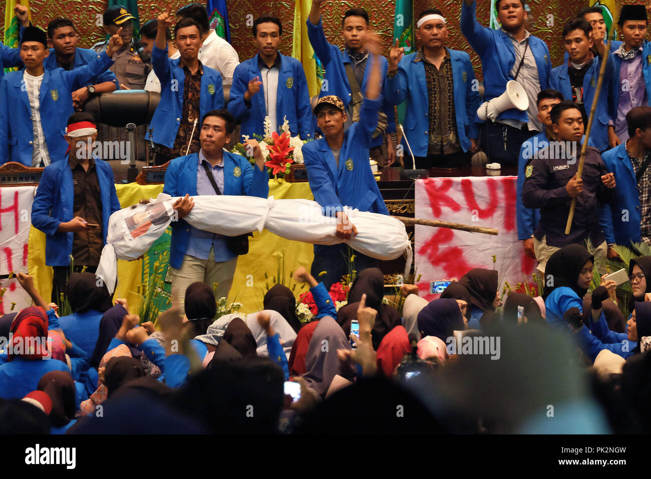 Pekanbaru, Riau, l'Indonésie. 10 Sep, 2018. Des milliers d'étudiants sont vu la démonstration et à la critique de la performance du gouvernement dirigé par le président indonésien Joko Widodo. L'état de manifestants ont critiqué l'économie indonésienne a été affectée par l'affaiblissement des Rupiah taux de change avec le dollar américain. Dedy Sutisna Crédit : Fil/ZUMA/Alamy Live News Banque D'Images