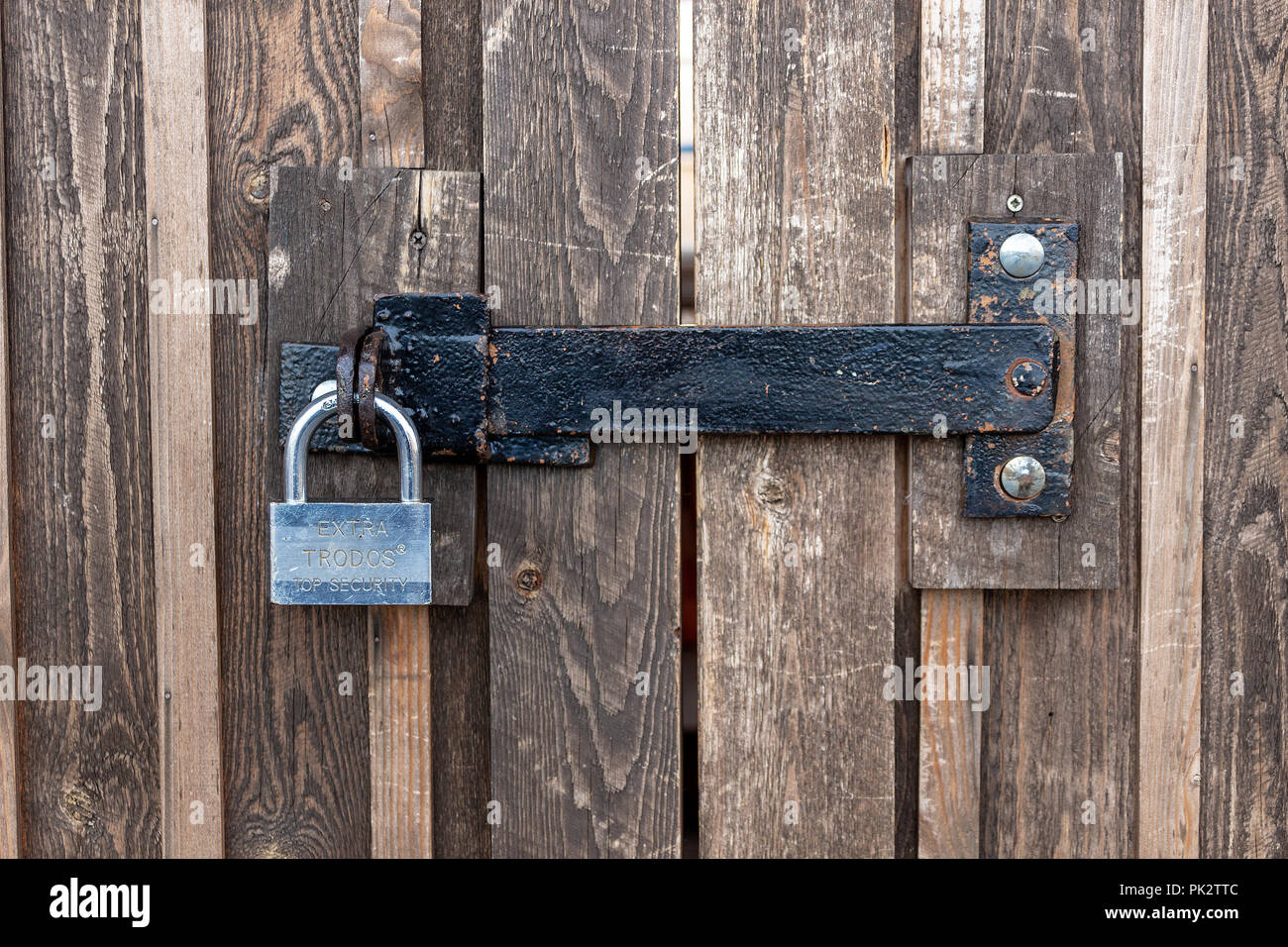 Cadenas sur une porte en bois Banque D'Images