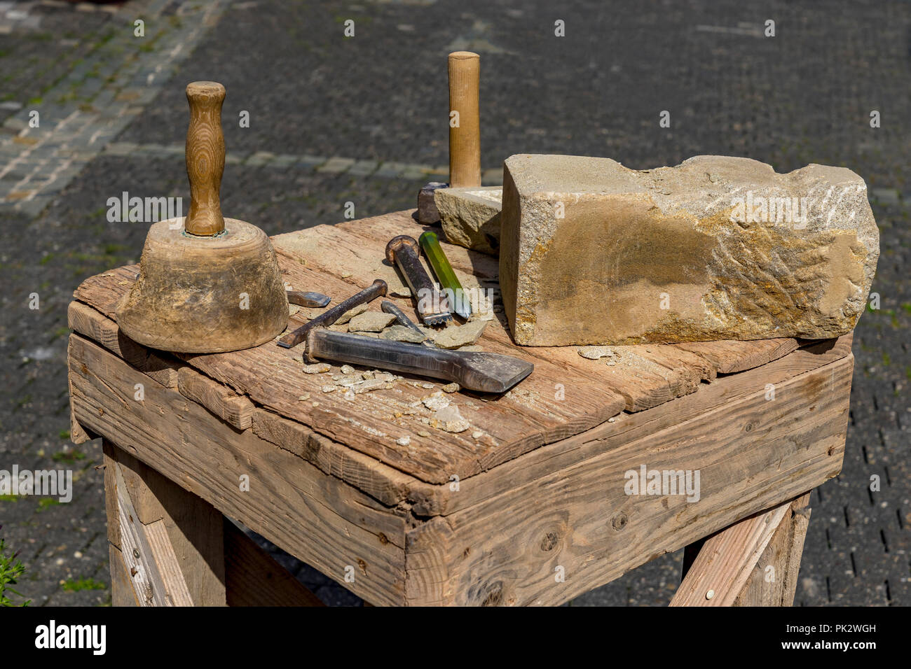 Outils de maçon marteau et burin à l'extérieur. Banque D'Images