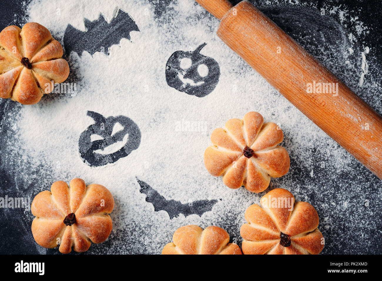 Des Gateaux En Forme De Citrouille Et Halloween Decorations Sur Table Bonbons Halloween Vue Du Dessus Photo Stock Alamy