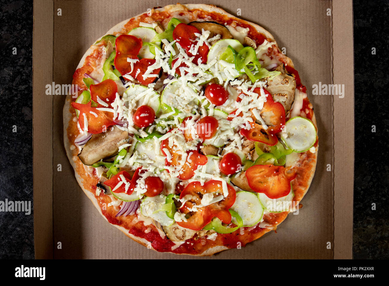 Pizza végétarienne préparé et mis en boîte en carton Banque D'Images