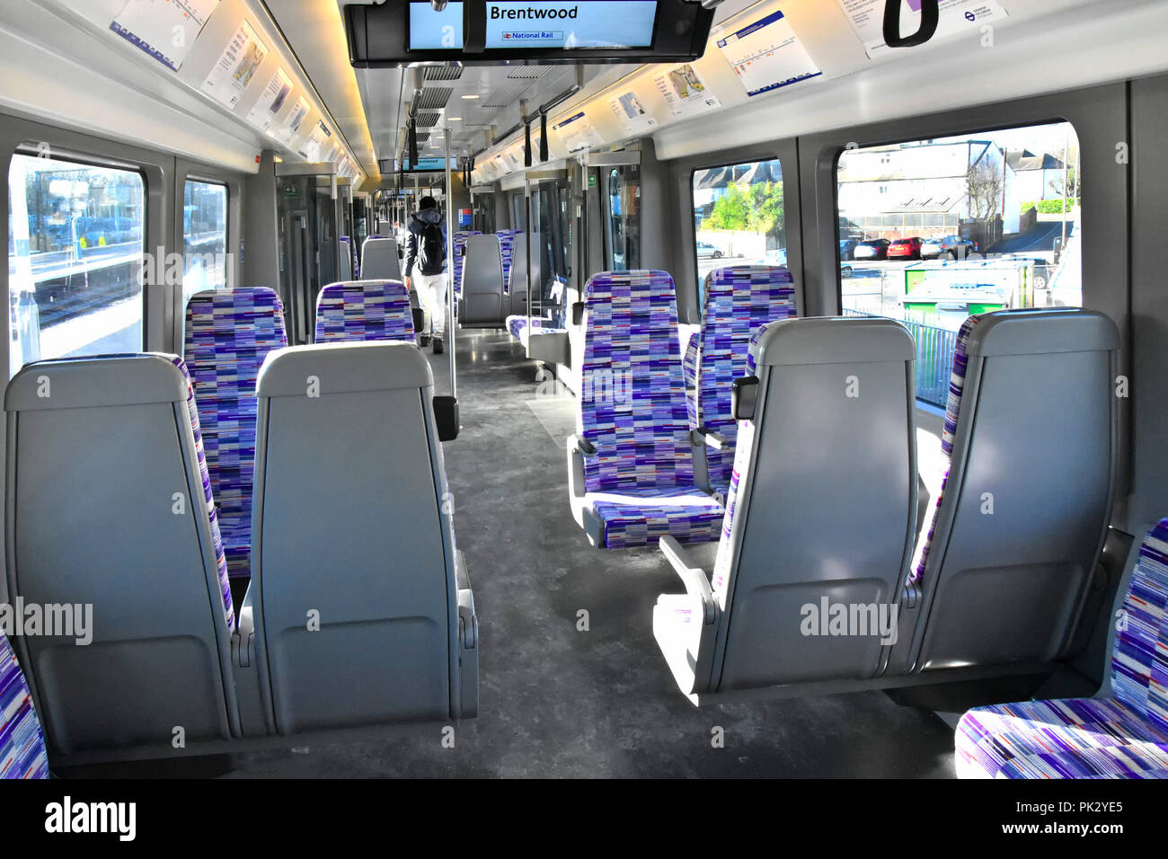 Promenade à travers la traverse de l'intérieur coin class 345 chariot ligne Elizabeth sur service de trains de banlieue entre Shenfield et London Liverpool Street Banque D'Images