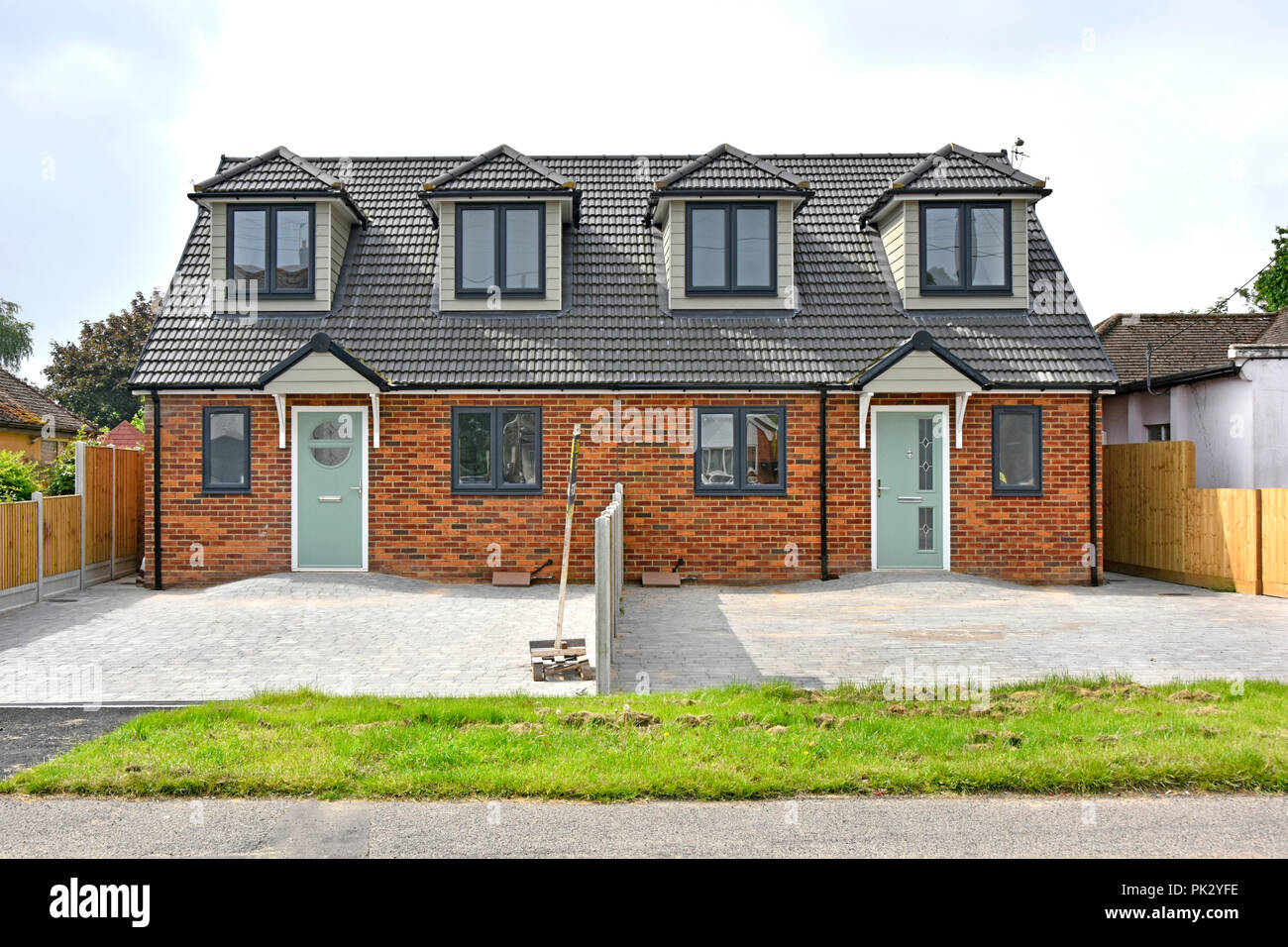 Avant de nouvelle maison individuelle d'habitation et accueil juste de terminer la construction d'pavées/jardin parking dans la rue de banlieue Brentwood UK Banque D'Images