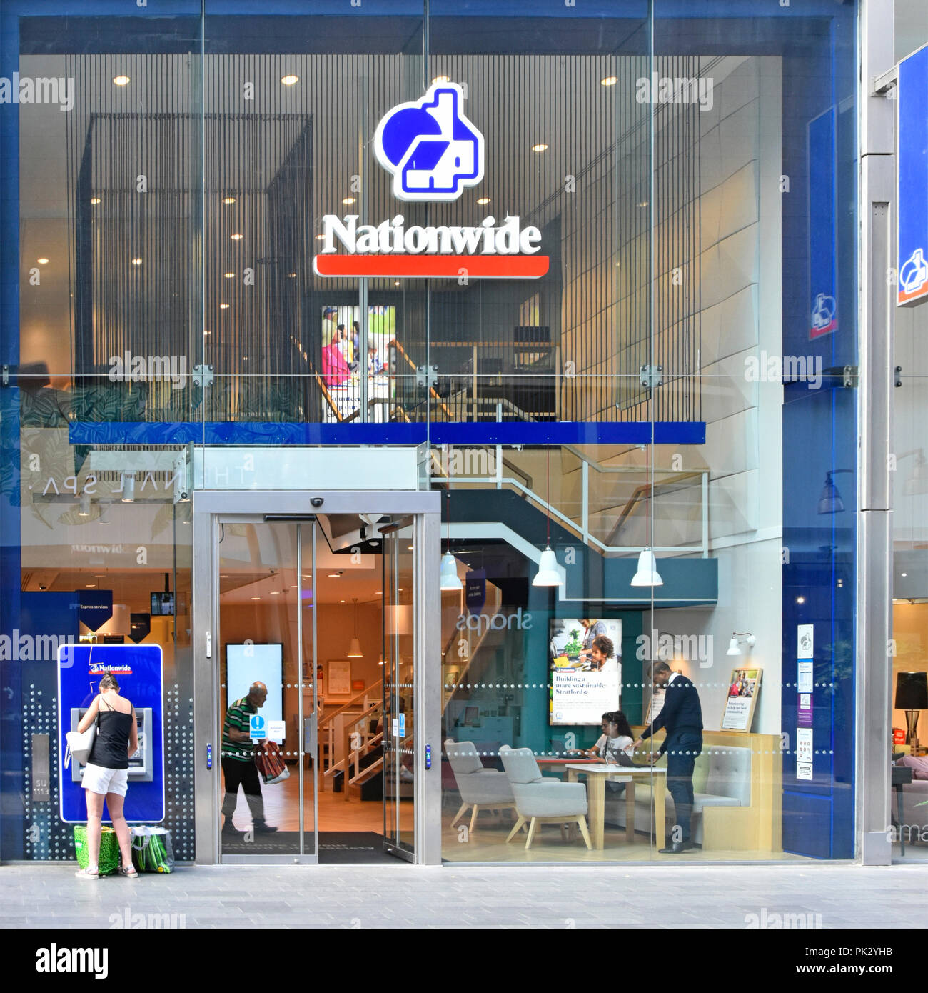 Mur de façade en verre Nationwide building society locaux & logo ATM dans shopping mall au centre commercial Westfield Stratford City Newham East London UK Banque D'Images