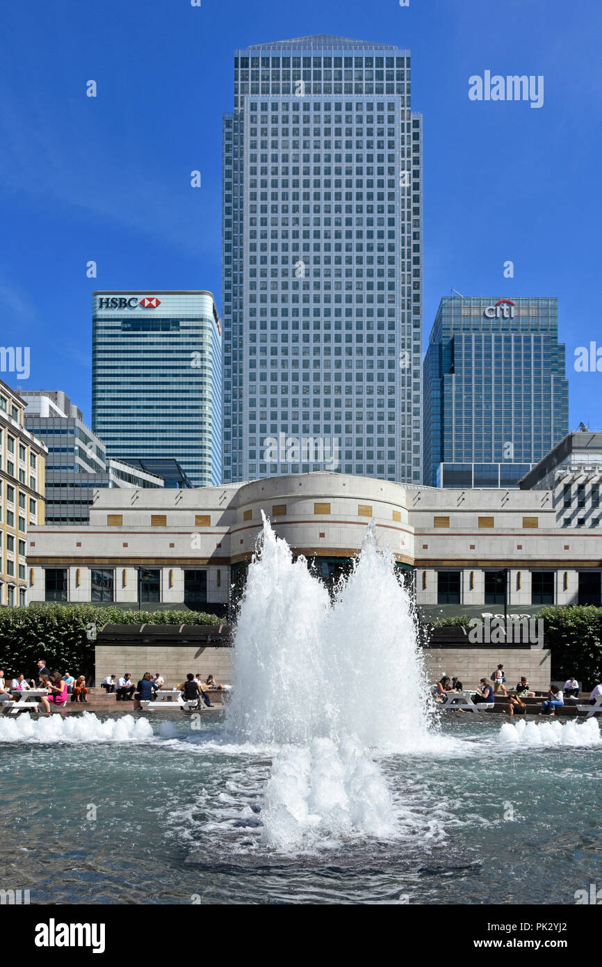 One Canada Square à Canary Wharf Tower London Skyline vue gratte-ciel sur la Isle of Dogs doublés en acier inoxydable à côté des bâtiments de la HSBC et Citibank UK Banque D'Images