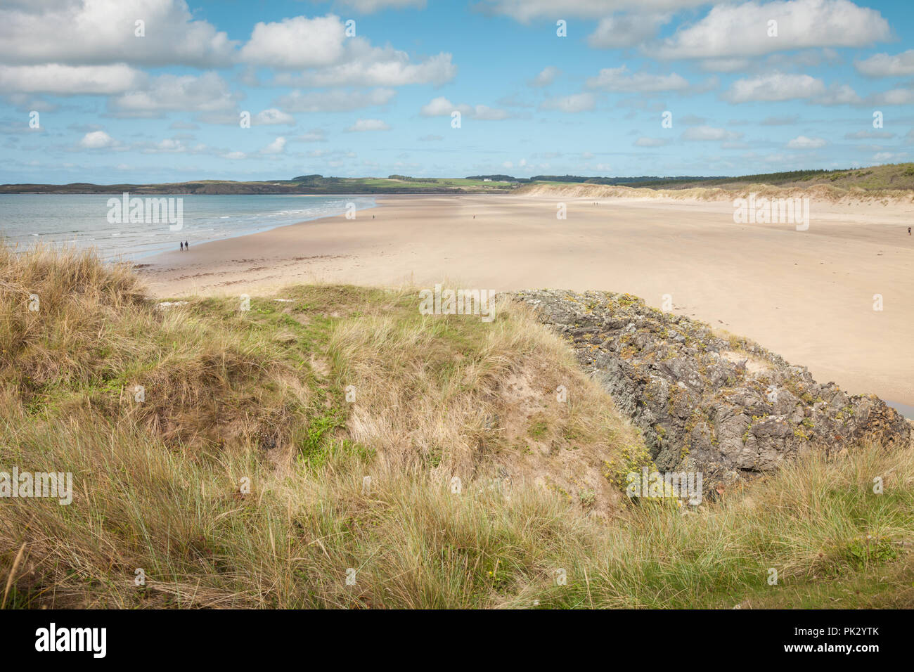 Scène de plage vide, l'île Llanddwyn, Anglesey, Pays de Galles, Royaume-Uni Banque D'Images