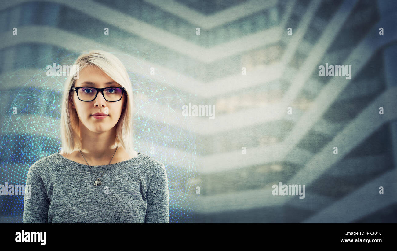 Young caucasian woman portent des lunettes, émotion neutre poker face au contexte d'affaires futuriste isolé avec copie espace. L'intelligence artificielle, Banque D'Images
