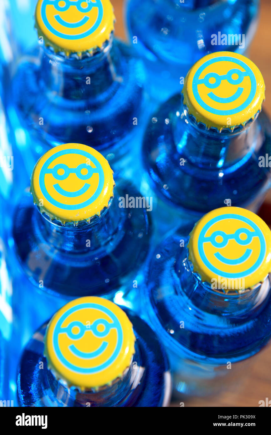 Les bouteilles de vodka d'origine WKD plus bleue avec smiley face bottle tops Banque D'Images