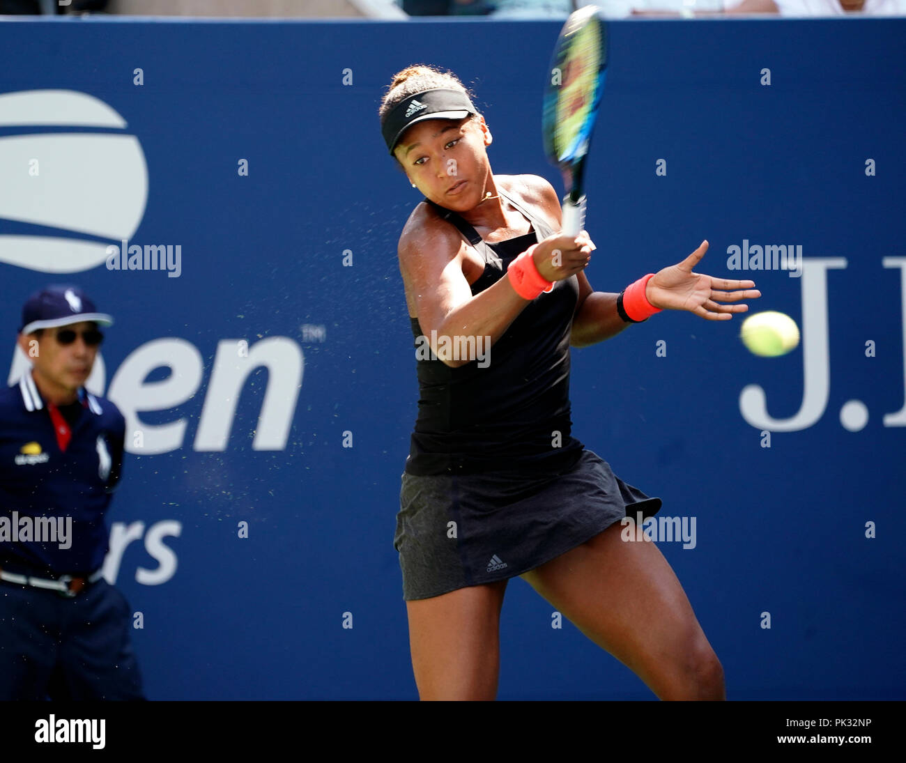 Flushing Meadows, New York - 3 septembre 2018 : US Open de Tennis : Naomi de Osaka au Japon au cours de sa quatrième ronde match contre Aryna Sabalenka du Bélarus à l'US Open à Flushing Meadows, New York. Banque D'Images