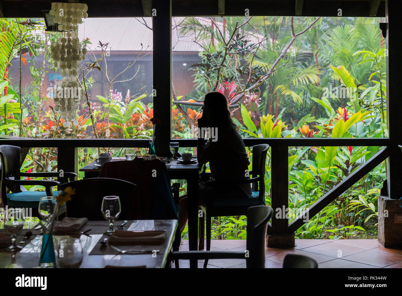 Silhouette de femme au Mirador El Silencio, l'hôtel San Carlos, Costa Rica Banque D'Images