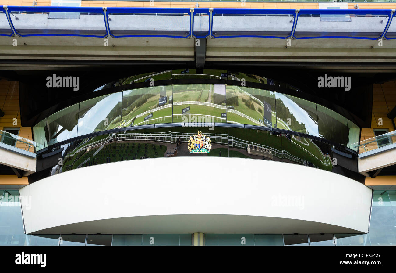 La piste se reflète dans la vitre de la loge royale à Ascot Racecourse. Photo date : Samedi 8 septembre 2018. Photographie par Christopher Ison © Banque D'Images