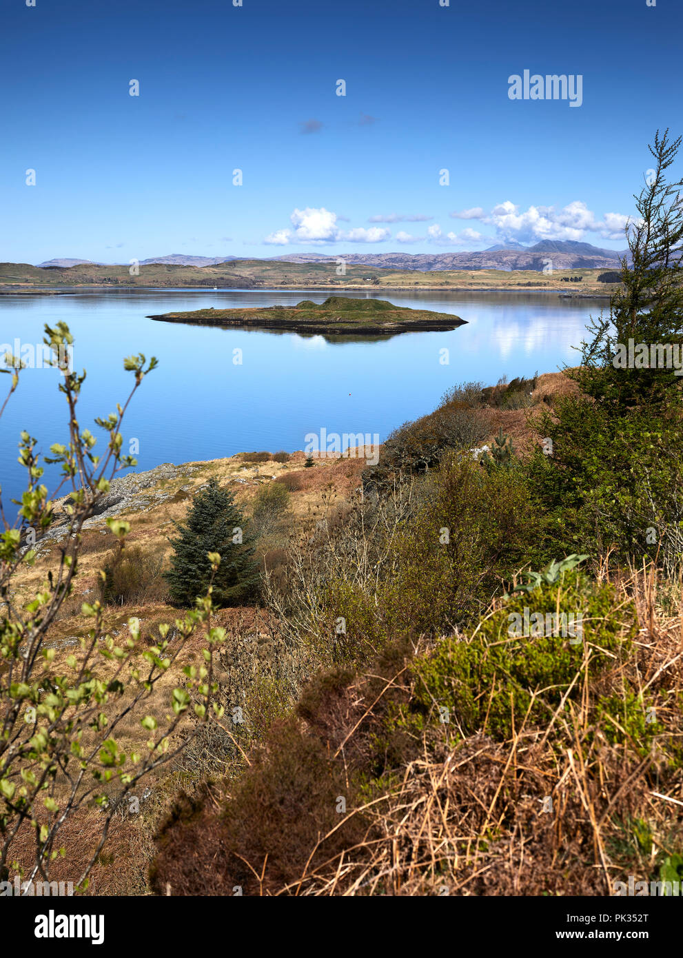 À partir d'un lumineux et ensoleillé Arduaine Gardens Vue. Au nord ouest, sur le Loch Melfort. À Shuna, Luing, Seil, Torsa, Eilean et Gamhna Degnish Point. Banque D'Images