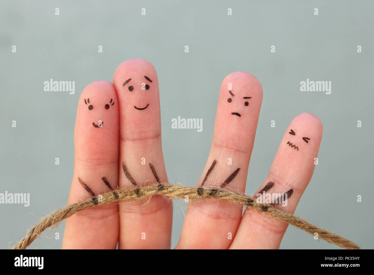 Les doigts de l'art de personnes. Ils jouer remorqueur de la guerre avec de la corde. Banque D'Images