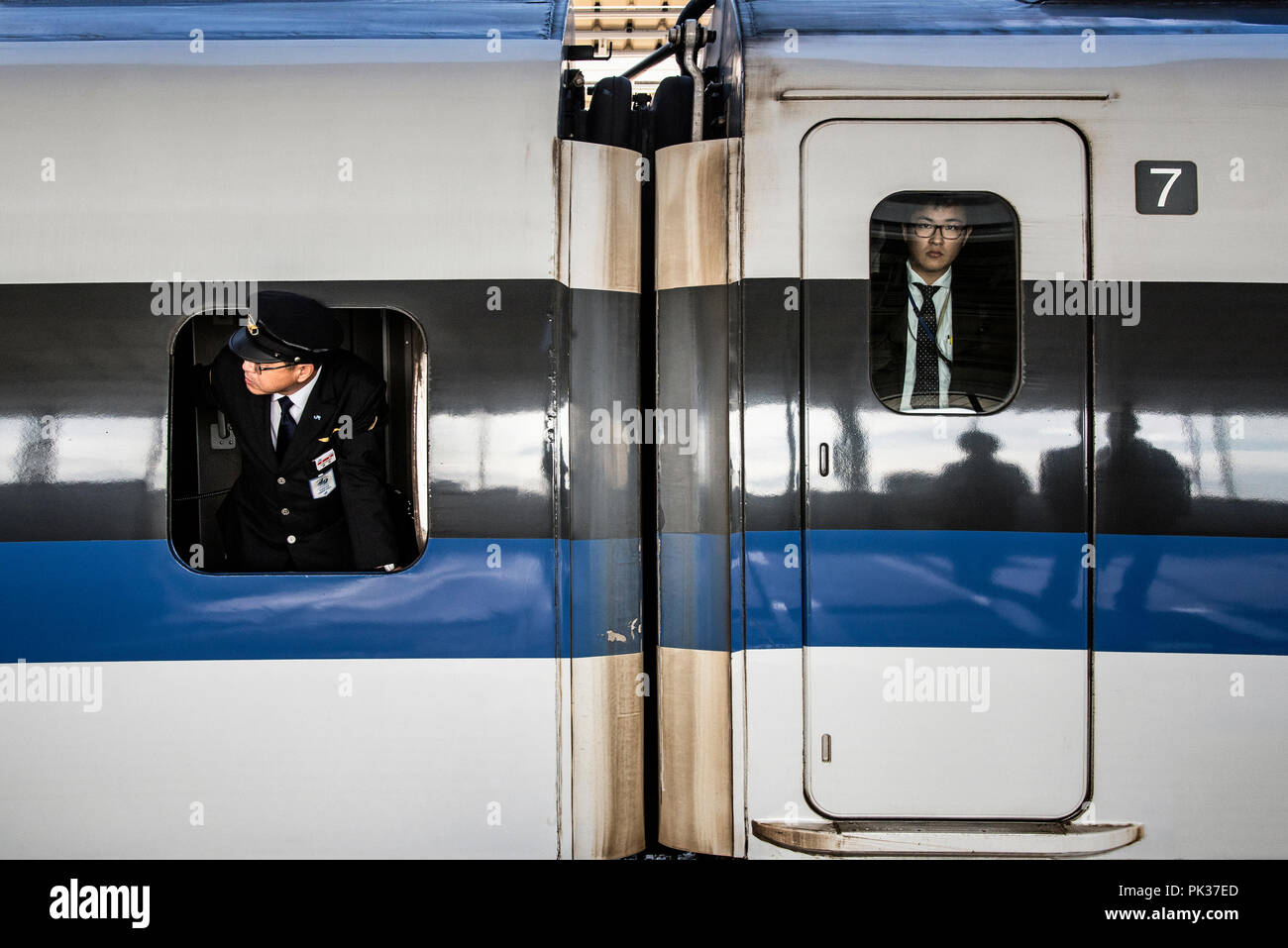 TOKYO, JAPON - 20 NOVEMBRE 2015 : Les voyageurs japonais est à la recherche de la fenêtre Shinkansen sur la gare de Tokyo, Japon. Banque D'Images