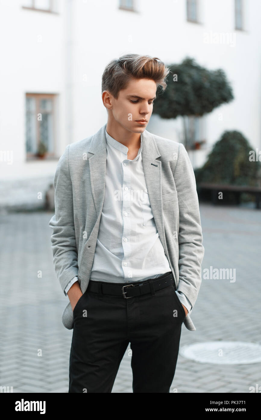 Jeune beau gars en vêtement élégant Photo Stock - Alamy