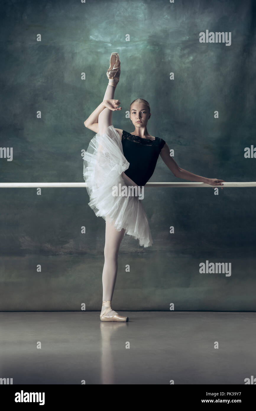 Belle Femme Danseuse De Ballet Dans Un Tutu Blanc Pratiquant Des Pas De Danse  Classique En Studio Avant La Représentation
