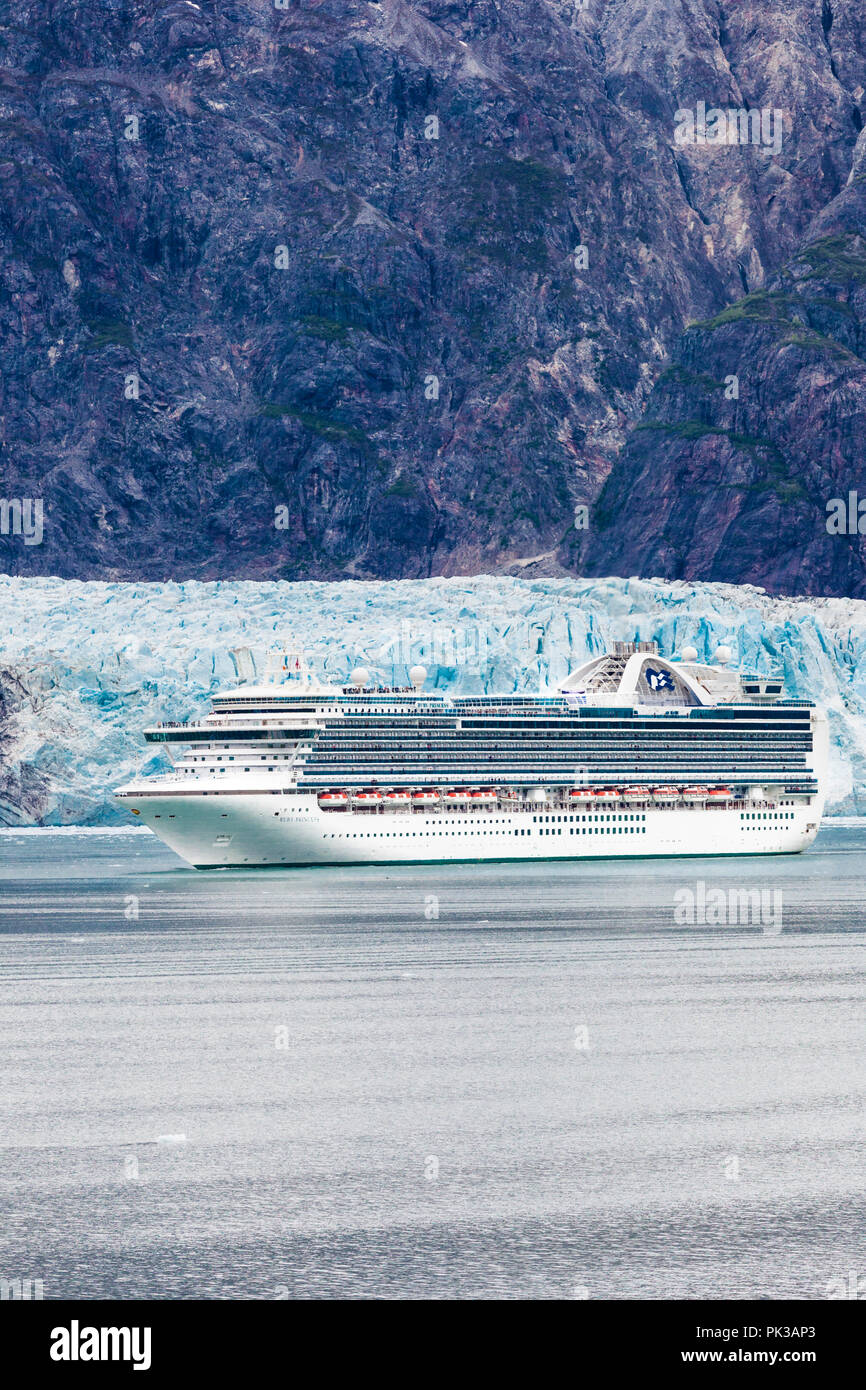 Les passagers sur les croisières Princess 'Ruby Princess' bénéficiant d'une vue étroite de la Margerie Glacier dans l'entrée de Tarr Glacier Bay, Alaska, USA Banque D'Images