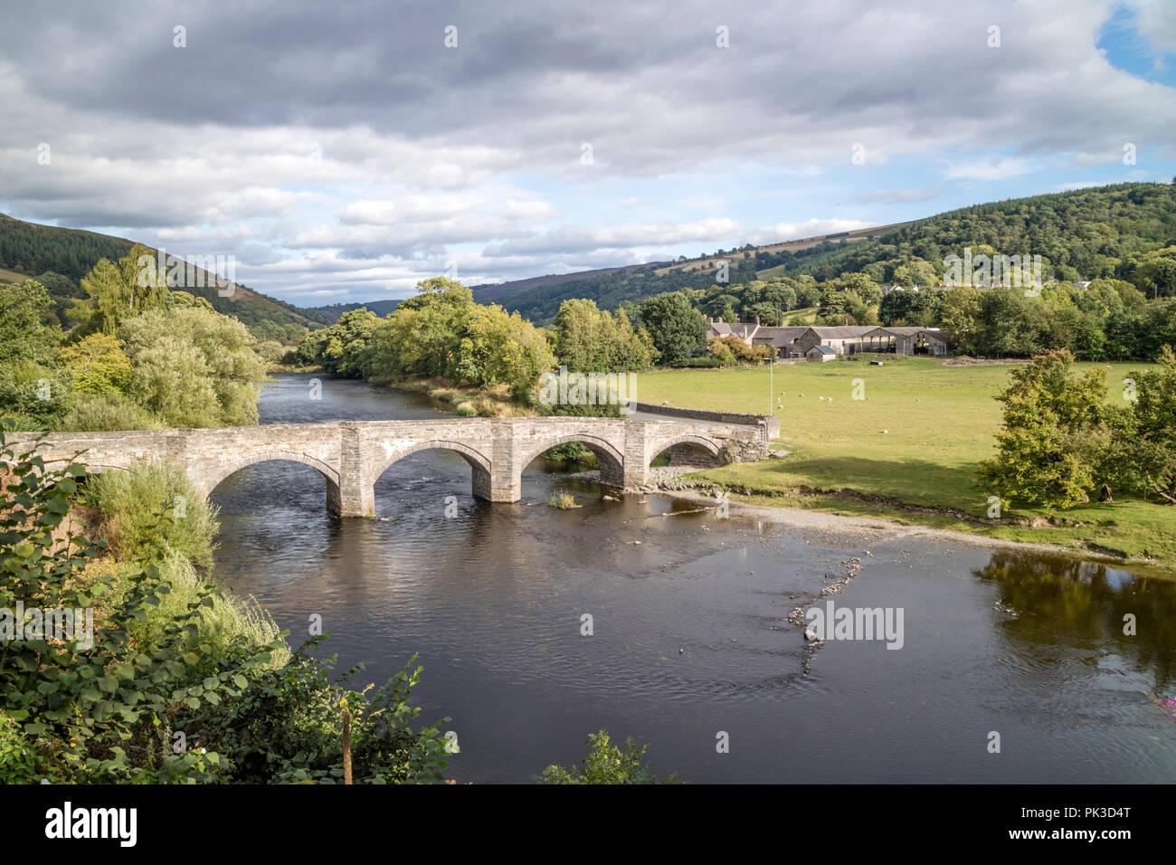 Historique Le pont traversant la rivière Dee, dans le pittoresque village de Riverside Carrog dans la vallée de Llangollen, Wales, UK Banque D'Images