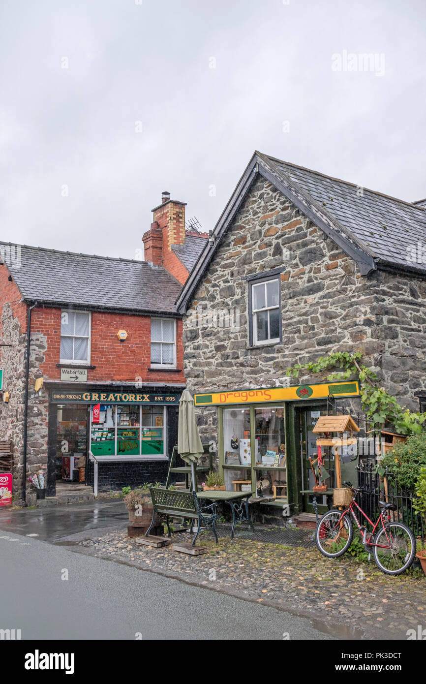 Magasins dans le village de Llanrhaeadr-ym-Mochnant, Powys, Wales, UK Banque D'Images