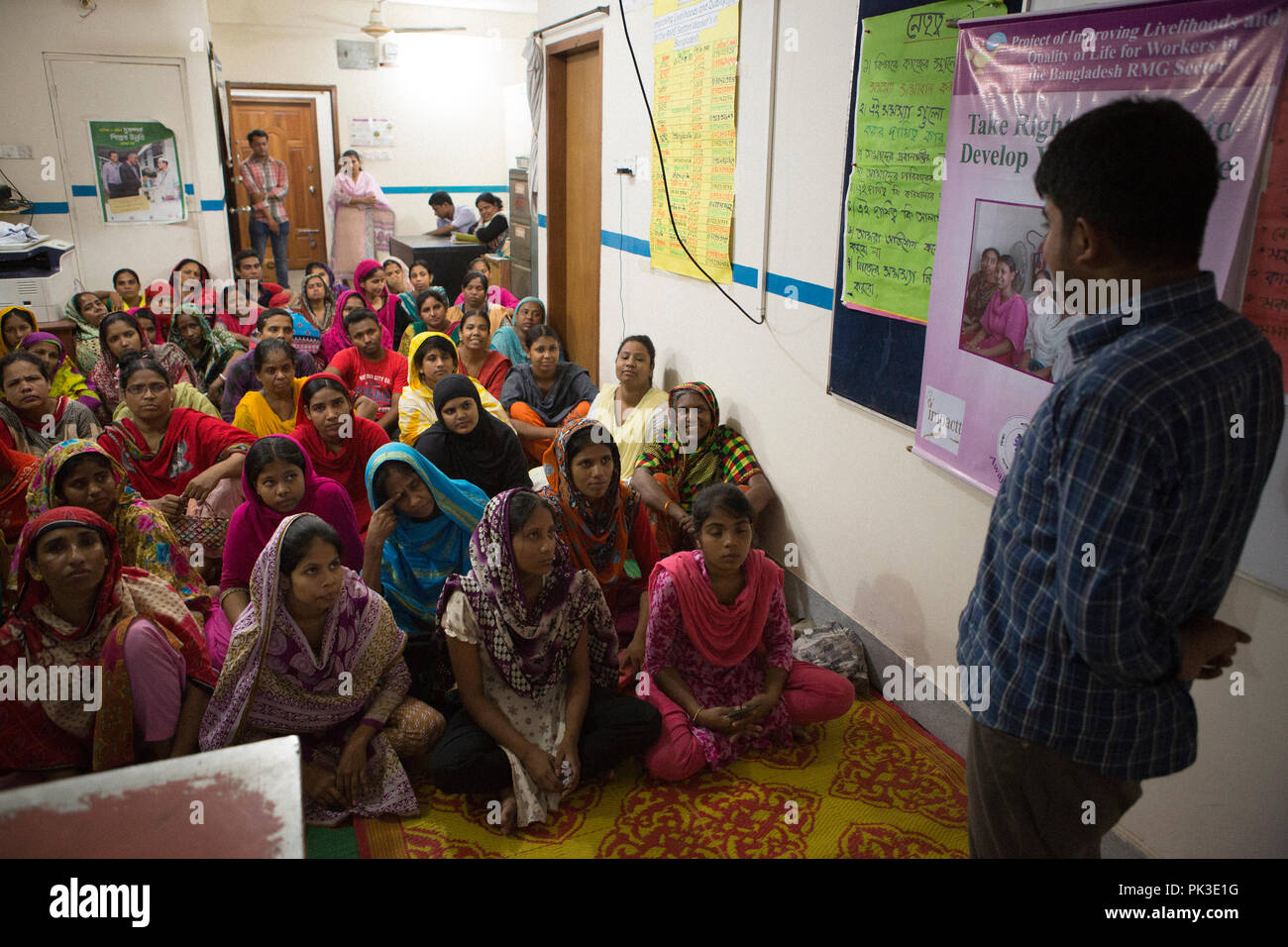 Un enseignant à la tête d'un atelier à l'intention des travailleurs du vêtement au Bangladesh Banque D'Images