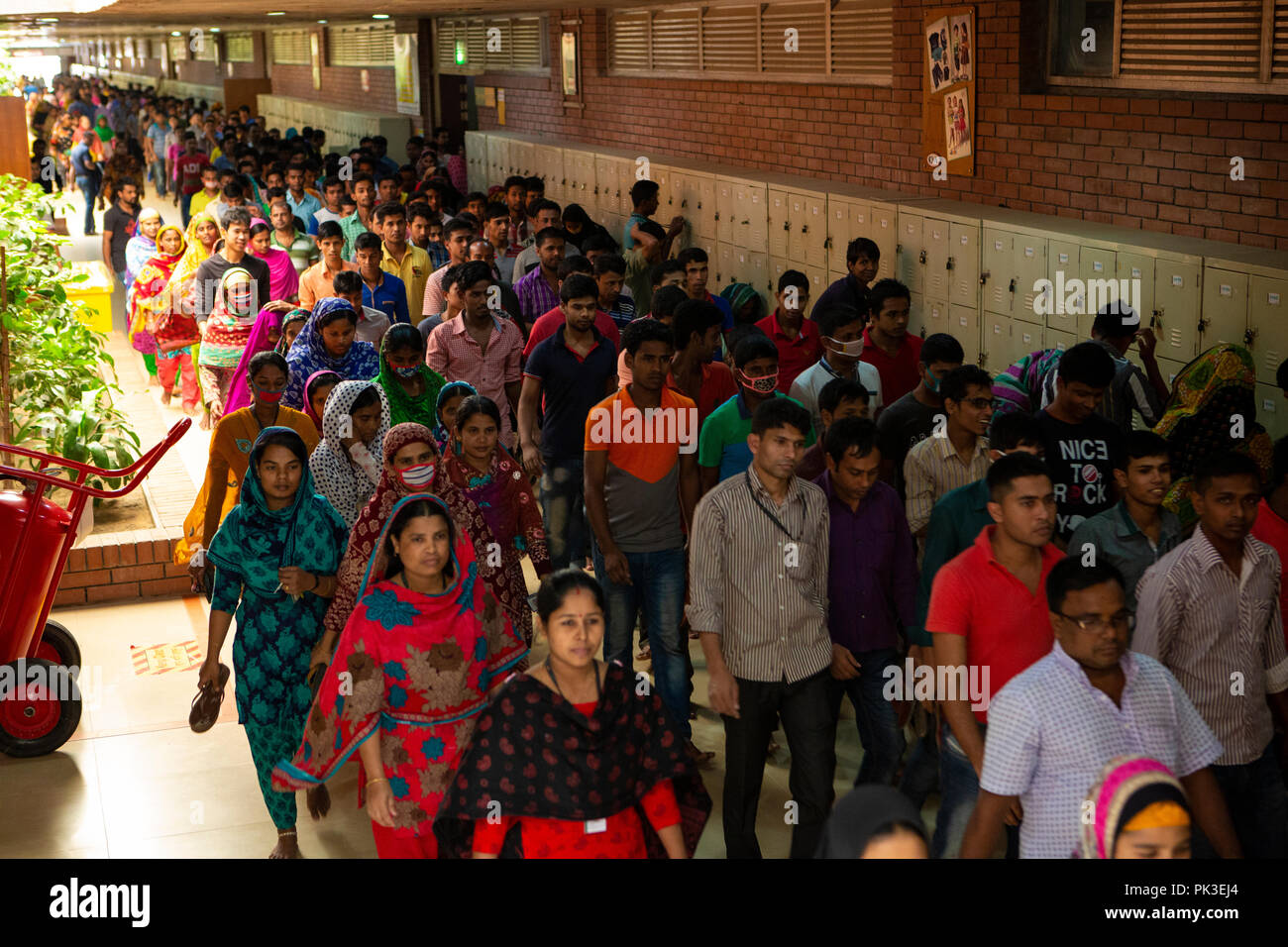 Les travailleurs du vêtement pour laisser leur pause déjeuner à une usine de vêtements au Bangladesh Banque D'Images