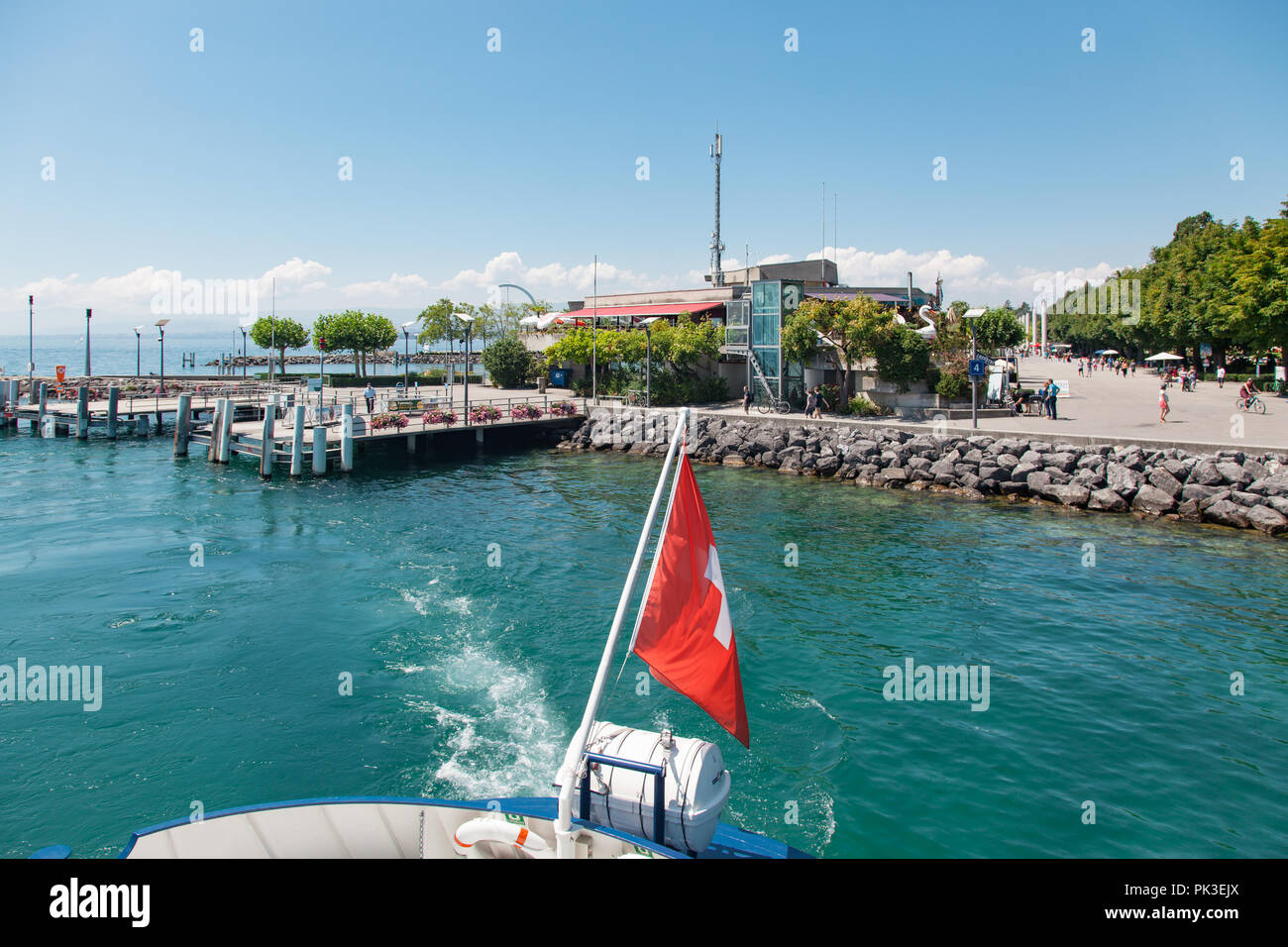 Bateau à passagers avec drapeau suisse au départ de Lausanne Ouchy port, la Suisse sur le Lac Léman (Lac de Genève) le jour d'été ensoleillé Banque D'Images