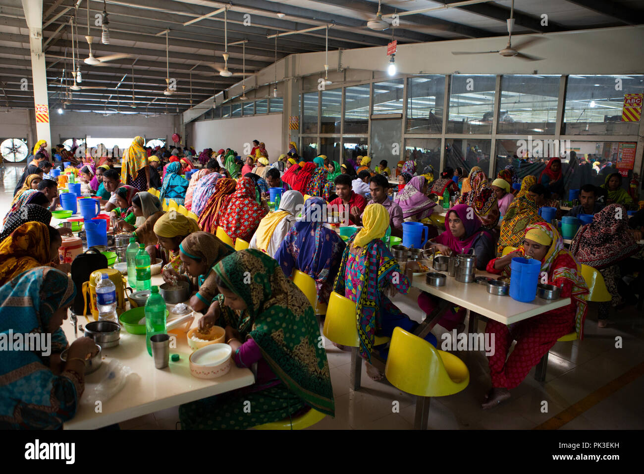 Les travailleurs du vêtement ayant leur déjeuner à la cantine à une usine de vêtements au Bangladesh. Banque D'Images