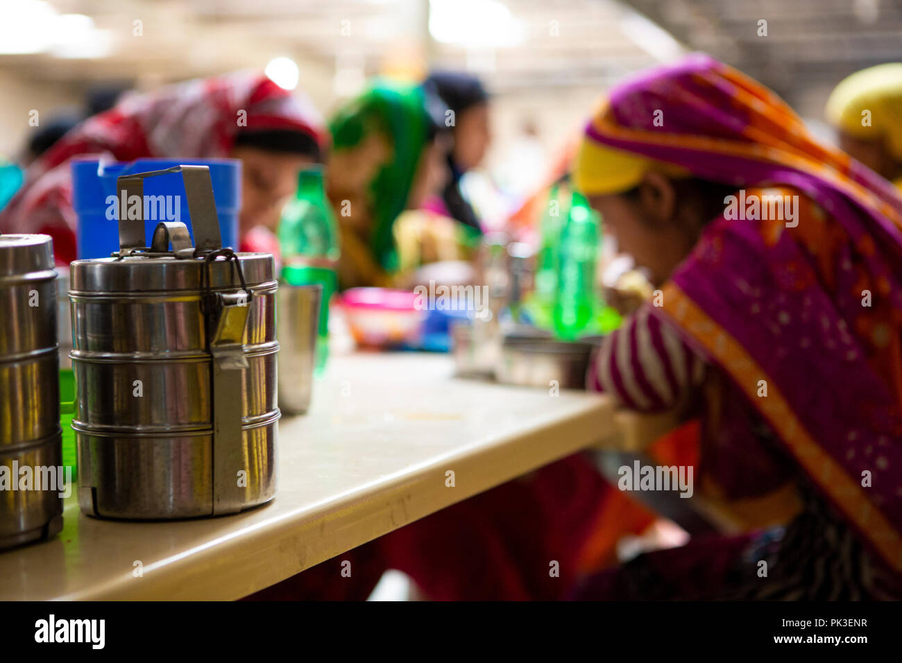 Les travailleurs du vêtement ayant leur déjeuner à la cantine à une usine de vêtements au Bangladesh. Banque D'Images
