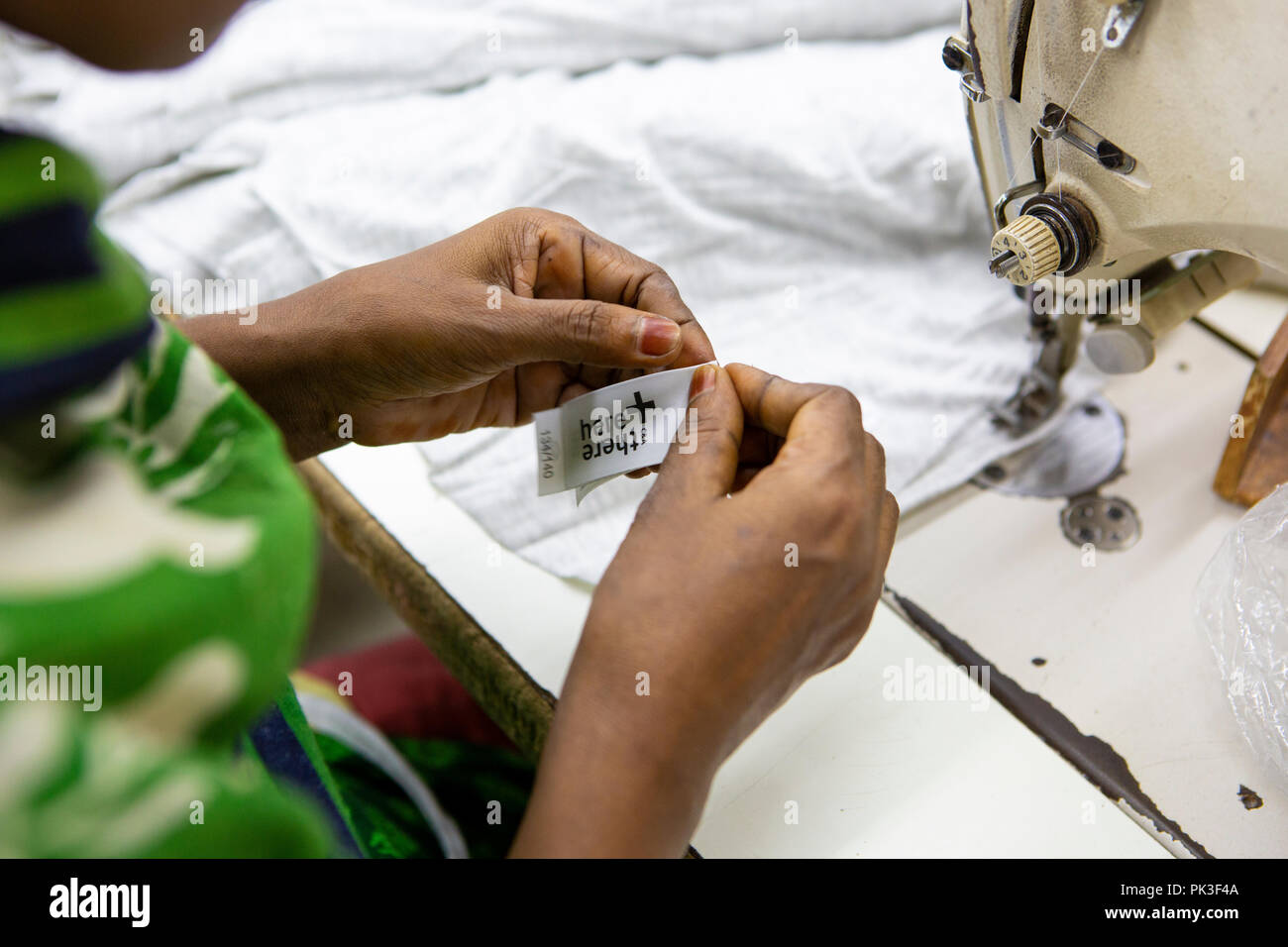 Une étiquette d'être numérisée en d'un T-shirt à l'intérieur d'une usine de confection au Bangladesh. Banque D'Images