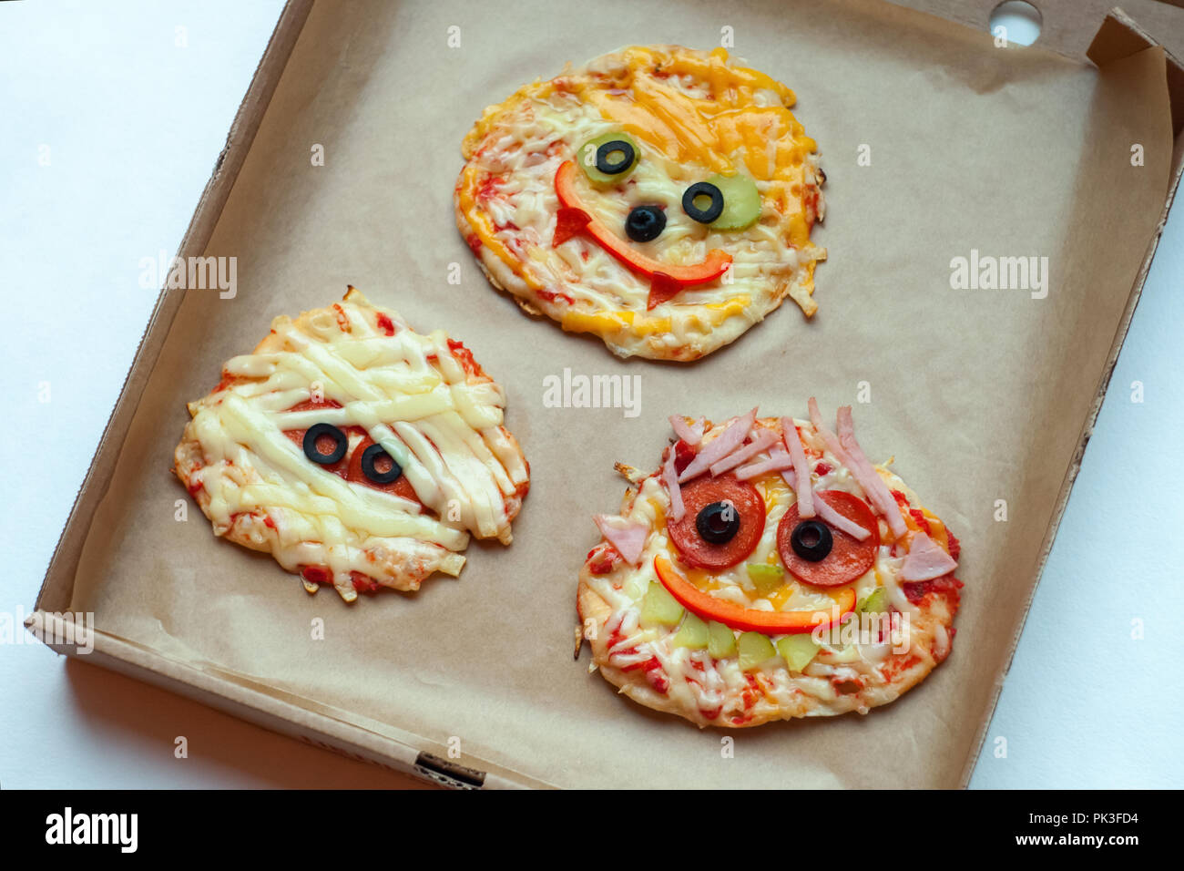 Pizza d'Halloween avec des monstres, au-dessus de scène avec décor sur un papier artisanal fort arrière-plan, idée d'accueil cuisine de fête, simple, sain et délicieux fun food Banque D'Images