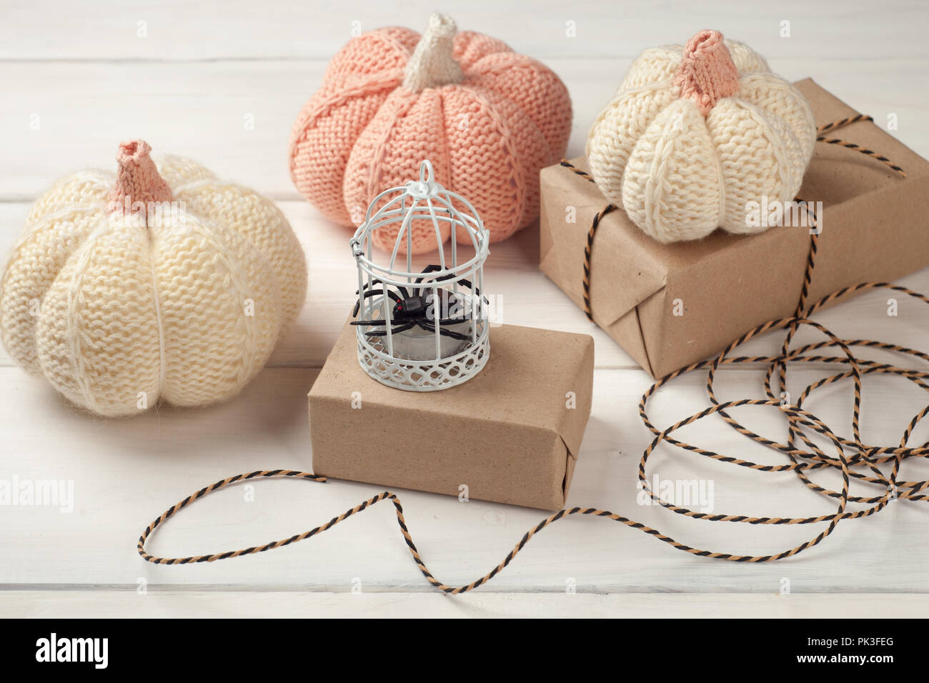 Intérieur pampkin décorative Halloween cadeaux et d'artisanat en bois blanc sur backgrounde. Lumière et concept monochrome Banque D'Images