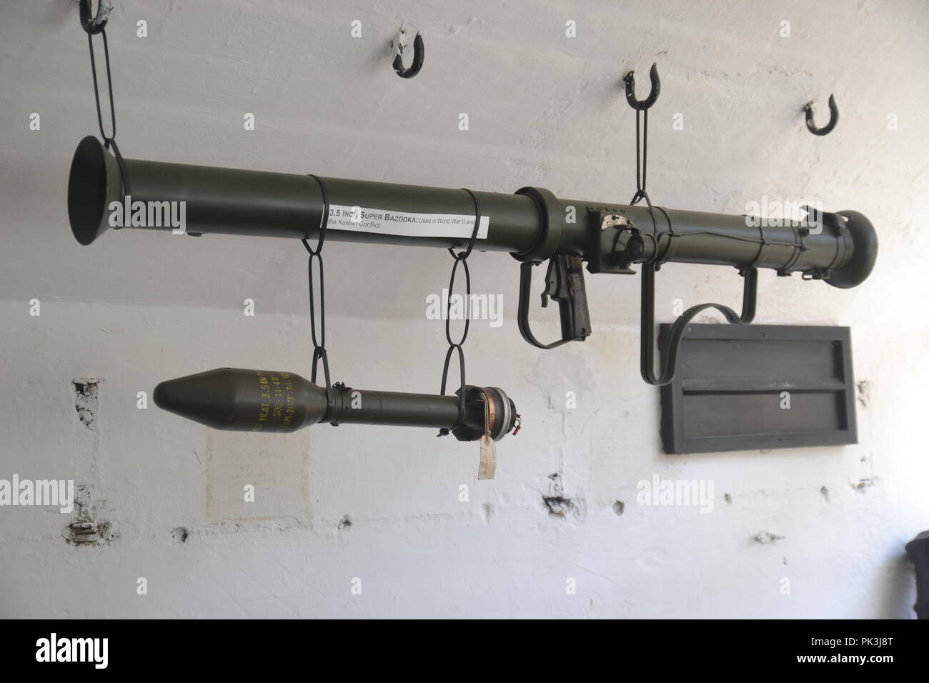 3,5 pouces super bazooka utilisés durant la Seconde Guerre mondiale et guerre de Corée. Chapelle Bay Fort & Museum à l'angle, Pembrokeshire, Pays de Galles, Royaume-Uni Banque D'Images