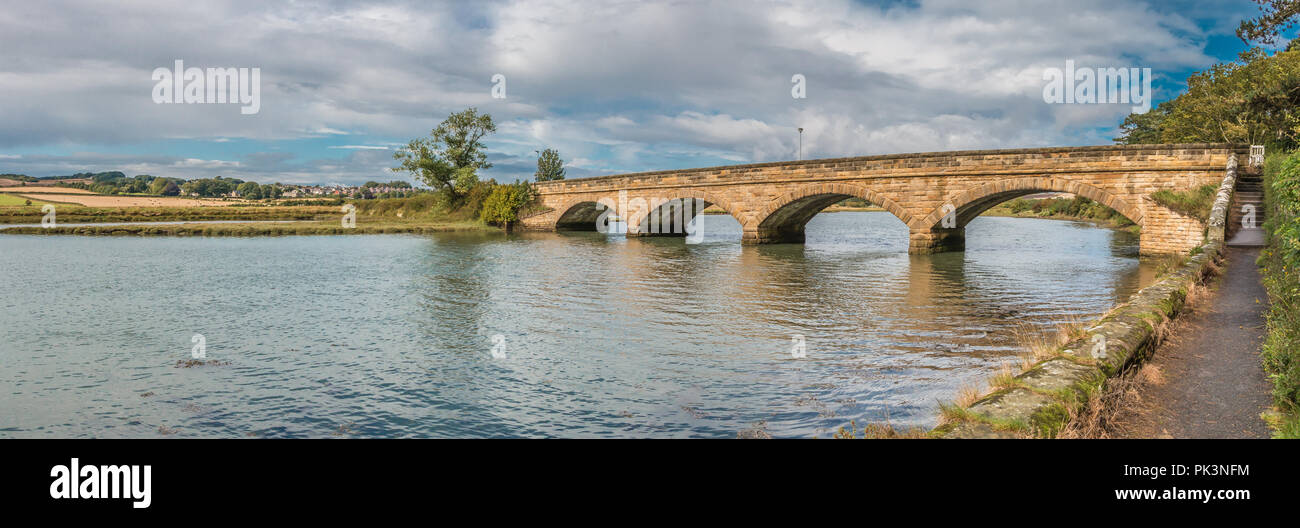 La Duchesse Pont et rivière Aln à marée haute panorama, City of london, Northumberland, Angleterre Banque D'Images