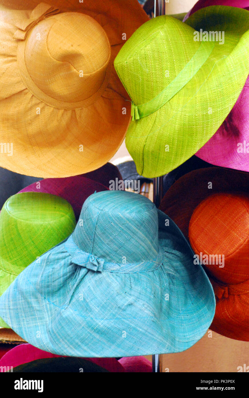 Ces chapeaux de soleil aux couleurs vives font certainement une belle déclaration de mode. Un excellent fond pour les voyages ou la présentation de médias de shopping. Banque D'Images