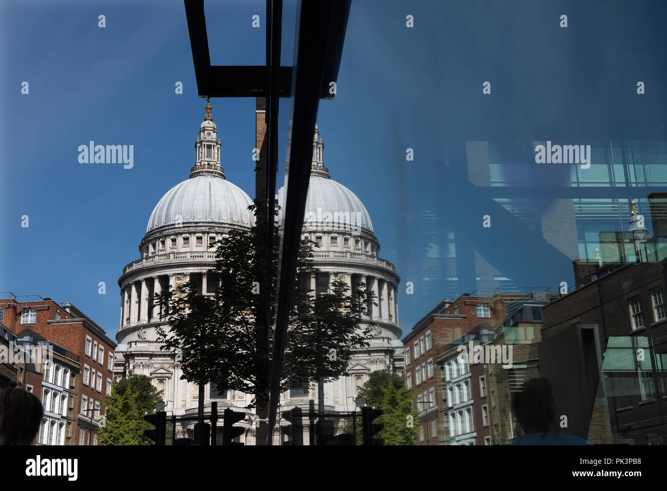 Cathédrale St Paul dans la ville de Londres, Londres, Angleterre. Sept 2018 La Cathédrale St Paul de Christopher Wren reflétée dans la fenêtre du bureau. St Paul's Cath Banque D'Images