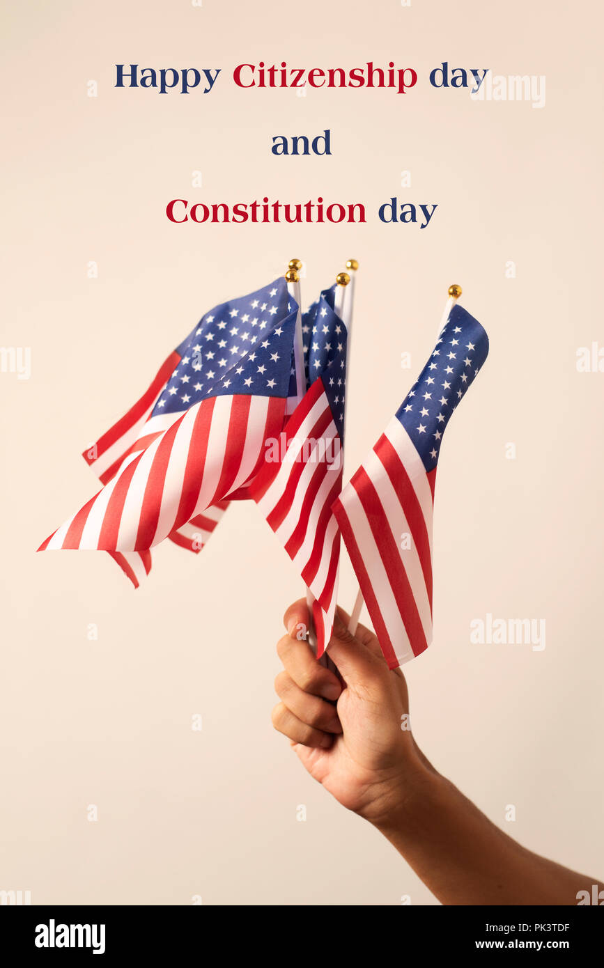 Libre d'un homme le tissage des drapeaux des Etats-Unis et de l'happy day le jour de la constitution et la citoyenneté contre un fond blanc Banque D'Images