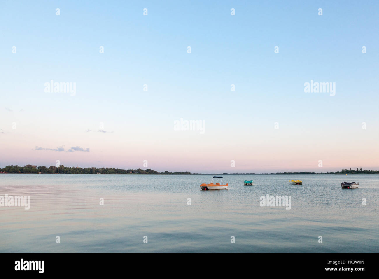 Bateaux et pédalos reposant sur les eaux bleues du lac Palic, à Subotica, Serbie, lors d'un coucher du soleil aussi connu comme Palicko Jezero, c'est l'un des Banque D'Images