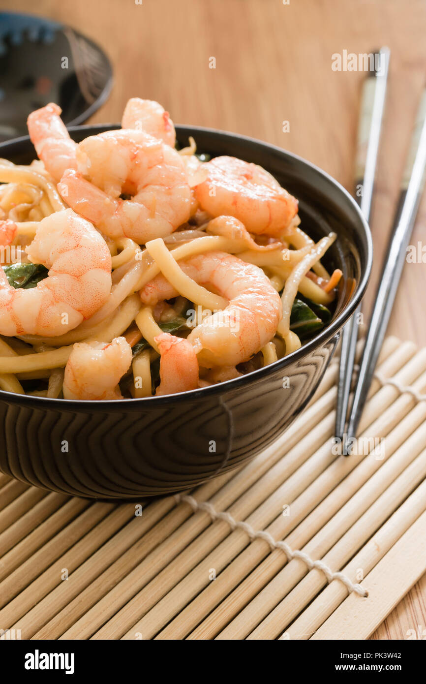 King Chow Mein crevette ou lo mein sauté de crevettes avec des nouilles aux œufs légumes et fèves germées Banque D'Images